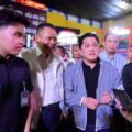Menteri Pemuda dan Olahraga (Menpora) RI Erick Thohir membuka kejuaraan tinju antarpelajar SMA, Arena Selatan Championship di Gor Bulungan, Jakarta Selatan (Jaksel), Sabtu (15/11) pagi. Pembukaan ditandai pemukulan lonceng oleh Menpora yang didampingi bersama Anggota DPR RI Bambang Soesatyo di atas ring tinju.(foto:bagus/kemenpora.go.id)