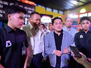 Menteri Pemuda dan Olahraga (Menpora) RI Erick Thohir membuka kejuaraan tinju antarpelajar SMA, Arena Selatan Championship di Gor Bulungan, Jakarta Selatan (Jaksel), Sabtu (15/11) pagi. Pembukaan ditandai pemukulan lonceng oleh Menpora yang didampingi bersama Anggota DPR RI Bambang Soesatyo di atas ring tinju.(foto:bagus/kemenpora.go.id)