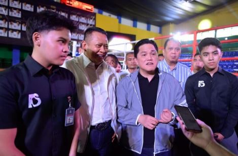 Menteri Pemuda dan Olahraga (Menpora) RI Erick Thohir membuka kejuaraan tinju antarpelajar SMA, Arena Selatan Championship di Gor Bulungan, Jakarta Selatan (Jaksel), Sabtu (15/11) pagi. Pembukaan ditandai pemukulan lonceng oleh Menpora yang didampingi bersama Anggota DPR RI Bambang Soesatyo di atas ring tinju.(foto:bagus/kemenpora.go.id)