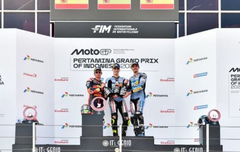 Rider BK8 Gresini Ducati Fermin Aldeguer berhasil memenangkan seri ke-18 MotoGP 2025 di Pertamina Mandalika International Circuit, Lombok, NTB, Minggu (5/10). Sementara posisi kedua berhasil direbut rider Red Bull KTM Pedro Acosta dan Alex Marquez dari BK8 Gresini Ducati di posisi ketiga. Sang juara dunia MotoGP 2025 Marc Marquez Jatuh sehingga belum pernah finis di Sirkuit Mandalika.(foto:Andre/kemenpora.go.id)