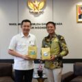 Wakil Menteri Pemuda dan Olahraga (Wamenpora) Taufik Hidayat saat menerima Bupati Enrekang, Yusuf Ritangga bersama rombongan di Lantai 8, Kemenpora, Jakarta, Senin (17/11) pagi. (foto:Herry/kemenpora.go.id)