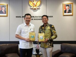 Wakil Menteri Pemuda dan Olahraga (Wamenpora) Taufik Hidayat saat menerima Bupati Enrekang, Yusuf Ritangga bersama rombongan di Lantai 8, Kemenpora, Jakarta, Senin (17/11) pagi. (foto:Herry/kemenpora.go.id)