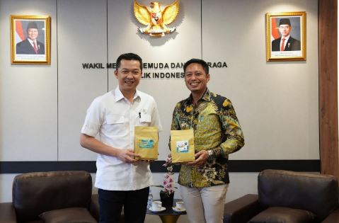Wakil Menteri Pemuda dan Olahraga (Wamenpora) Taufik Hidayat saat menerima Bupati Enrekang, Yusuf Ritangga bersama rombongan di Lantai 8, Kemenpora, Jakarta, Senin (17/11) pagi. (foto:Herry/kemenpora.go.id)