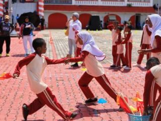 Antusias siswa dan siswi Kota Tual dalam menggelorakan olahraga yang sangat tinggi dengan mayoritas 65 persen anak muda menjadi perhatian bagi Kementerian Pemuda dan Olahraga Republik Indonesia (Kemenpora RI) untuk menggelar titik pembuka Festival Olahraga Pendidikan (FOP) tahun 2025.(foto:Yayan/kemenpora.go.id)