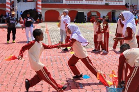 Antusias siswa dan siswi Kota Tual dalam menggelorakan olahraga yang sangat tinggi dengan mayoritas 65 persen anak muda menjadi perhatian bagi Kementerian Pemuda dan Olahraga Republik Indonesia (Kemenpora RI) untuk menggelar titik pembuka Festival Olahraga Pendidikan (FOP) tahun 2025.(foto:Yayan/kemenpora.go.id)
