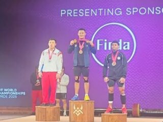 Prestasi membanggakan berhasil diukir atlet angkat besi putra kebanggaan Indonesia Rizki Juniansyah yang berhasil meraih dua medali emas kelas 79 kg pada IWF World Championship 2025 di Forde, Norwegia pada 6 Oktober 2025.(foto:istimewa)