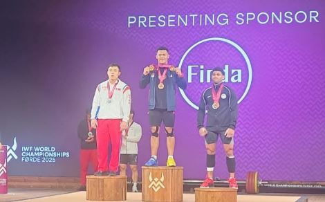 Prestasi membanggakan berhasil diukir atlet angkat besi putra kebanggaan Indonesia Rizki Juniansyah yang berhasil meraih dua medali emas kelas 79 kg pada IWF World Championship 2025 di Forde, Norwegia pada 6 Oktober 2025.(foto:istimewa)