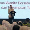 Penasihat Dharma Wanita Persatuan Kementerian Pemuda dan Olahraga (DWP Kemenpora) Elizabeth Tjandra Erick Thohir, bersama istri Wamenpora Taufik Hidayat, Ami Gumelar menghadiri Pelatihan dan Pengembangan Kapasitas DWP se Indonesia di Ruang Birawa Hotel Bidakara, Grand Pancoran, Jakarta, Rabu (19/11). (foto:Gilang/kemenpora.go.id)
