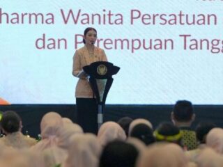Penasihat Dharma Wanita Persatuan Kementerian Pemuda dan Olahraga (DWP Kemenpora) Elizabeth Tjandra Erick Thohir, bersama istri Wamenpora Taufik Hidayat, Ami Gumelar menghadiri Pelatihan dan Pengembangan Kapasitas DWP se Indonesia di Ruang Birawa Hotel Bidakara, Grand Pancoran, Jakarta, Rabu (19/11). (foto:Gilang/kemenpora.go.id)