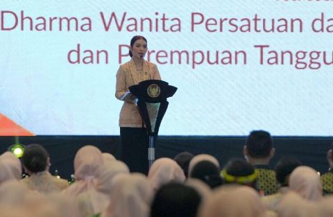 Penasihat Dharma Wanita Persatuan Kementerian Pemuda dan Olahraga (DWP Kemenpora) Elizabeth Tjandra Erick Thohir, bersama istri Wamenpora Taufik Hidayat, Ami Gumelar menghadiri Pelatihan dan Pengembangan Kapasitas DWP se Indonesia di Ruang Birawa Hotel Bidakara, Grand Pancoran, Jakarta, Rabu (19/11). (foto:Gilang/kemenpora.go.id)