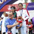 Melalui cabang olahraga atletik pada ajang Pekan Olahraga Nasional (Pornas) XVII Korps Pegawai Republik Indonesia (Korpri) Tahun 2025, atlet lari Kementerian Pemuda dan Olahraga (Kemenpora), Rumini, berhasil meraih medali emas pada nomor lari 5 kilometer (5K). (foto:raiky/kemenpora.go.id)