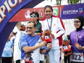 Melalui cabang olahraga atletik pada ajang Pekan Olahraga Nasional (Pornas) XVII Korps Pegawai Republik Indonesia (Korpri) Tahun 2025, atlet lari Kementerian Pemuda dan Olahraga (Kemenpora), Rumini, berhasil meraih medali emas pada nomor lari 5 kilometer (5K). (foto:raiky/kemenpora.go.id)