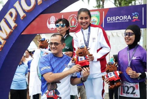 Melalui cabang olahraga atletik pada ajang Pekan Olahraga Nasional (Pornas) XVII Korps Pegawai Republik Indonesia (Korpri) Tahun 2025, atlet lari Kementerian Pemuda dan Olahraga (Kemenpora), Rumini, berhasil meraih medali emas pada nomor lari 5 kilometer (5K). (foto:raiky/kemenpora.go.id)