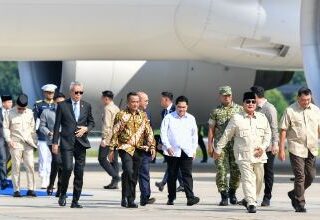 Menteri Pemuda dan Olahraga Republik Indonesia (Menpora RI) Erick Thohir menyambut kedatangan Presiden Prabowo Subianto di Pangkalan TNI AU Halim Perdanakusuma, Jakarta, Selasa (14/10). Kepala Negara tiba di Tanah Air setelah menghadiri Konferensi Tingkat Tinggi (KTT) Perdamaian Gaza di Mesir.(foto:andre/kemenpora.go.id)