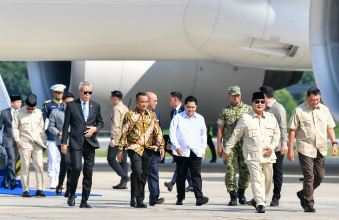 Menteri Pemuda dan Olahraga Republik Indonesia (Menpora RI) Erick Thohir menyambut kedatangan Presiden Prabowo Subianto di Pangkalan TNI AU Halim Perdanakusuma, Jakarta, Selasa (14/10). Kepala Negara tiba di Tanah Air setelah menghadiri Konferensi Tingkat Tinggi (KTT) Perdamaian Gaza di Mesir.(foto:andre/kemenpora.go.id)