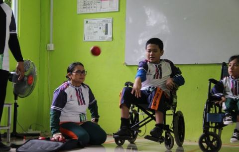 Festival Olahraga Disabilitas 2025 digelar meriah di Sekolah Luar Biasa (SLB) Negeri Kota Batam pada Kamis (20/11). Sebanyak 300 peserta dari 7 SLB di berbagai daerah sekitar Kota Batam. Acara dihadiri Asisten Deputi Olahraga Layanan Khusus Kemenpora, Dadi Surjadi, serta Kepala Dinas Pemuda dan Olahraga Kota Batam, Zulkarnain.(foto:gia/kemenpora.go.id)