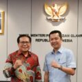 Wakil Menteri Pemuda dan Olahraga Republik Indonesia (Wamenpora RI) Taufik Hidayat, menerima audiensi Duta Besar Republik Indonesia (Dubes RI) untuk Kazakhstan dan Tajikistan Fajroel Rachman di ruang kerjanya Kantor Kemenpora, Senayan, Jakarta, Kamis (20/11). (foto:bagus/kemenpora.go.id)