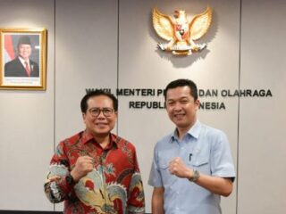 Wakil Menteri Pemuda dan Olahraga Republik Indonesia (Wamenpora RI) Taufik Hidayat, menerima audiensi Duta Besar Republik Indonesia (Dubes RI) untuk Kazakhstan dan Tajikistan Fajroel Rachman di ruang kerjanya Kantor Kemenpora, Senayan, Jakarta, Kamis (20/11). (foto:bagus/kemenpora.go.id)