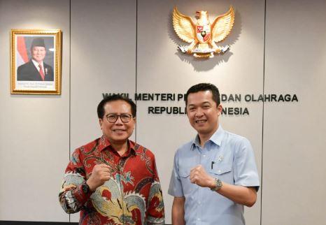 Wakil Menteri Pemuda dan Olahraga Republik Indonesia (Wamenpora RI) Taufik Hidayat, menerima audiensi Duta Besar Republik Indonesia (Dubes RI) untuk Kazakhstan dan Tajikistan Fajroel Rachman di ruang kerjanya Kantor Kemenpora, Senayan, Jakarta, Kamis (20/11). (foto:bagus/kemenpora.go.id)