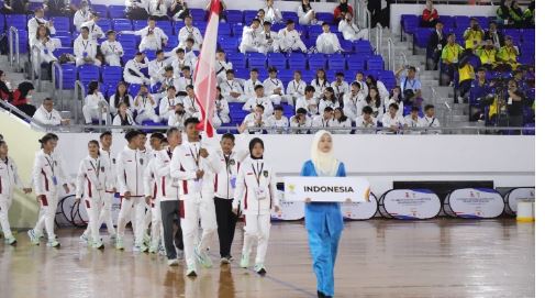 Kontingen Indonesia tampil penuh percaya diri dan semangat dalam Opening Ceremony Asean School Games (ASG) yang digelar di Indoor Stadium Hassanah Bolkiah National Stadium Complex Brunei Darrusalam, Kamis (20/11). (foto:irfandi/kemenpora.go.id)