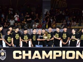 Sekretaris Kementerian Pemuda dan Olahraga (Sesmenpora) Gunawan Suswantoro menyerahkan trophy juara kepada Dewa United yang berhasil menjadi juara Elite Pro Champhionship (EPC) 2025 setelah berhasil mengalahkan Pacific Caesar Surabaya di gim final kedua dengan skor 57-44 (2-0) di Dewa United Arena, Tangerang, Banten, Sabtu (8/10) malam. (foto:Andre/kemenpora.go.id)