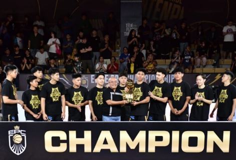 Sekretaris Kementerian Pemuda dan Olahraga (Sesmenpora) Gunawan Suswantoro menyerahkan trophy juara kepada Dewa United yang berhasil menjadi juara Elite Pro Champhionship (EPC) 2025 setelah berhasil mengalahkan Pacific Caesar Surabaya di gim final kedua dengan skor 57-44 (2-0) di Dewa United Arena, Tangerang, Banten, Sabtu (8/10) malam. (foto:Andre/kemenpora.go.id)