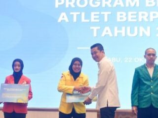 Wakil Menteri Pemuda dan Olahraga (Wamenpora) RI Taufik Hidayat mewakili Menpora Erick Thohir menghadiri Peluncuran Program Beasiswa Atlet Berprestasi 2025 di Auditorium Gedung D Kementerian Pendidikan Tinggi, Sains, dan Teknologi (Kemendiktisaintek), Jalan Jenderal Sudirman, Pintu Satu Senayan, Rabu (22/10) siang. (foto:bagus/kemenpora.go.id)