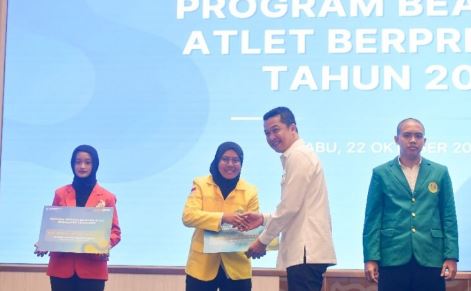 Wakil Menteri Pemuda dan Olahraga (Wamenpora) RI Taufik Hidayat mewakili Menpora Erick Thohir menghadiri Peluncuran Program Beasiswa Atlet Berprestasi 2025 di Auditorium Gedung D Kementerian Pendidikan Tinggi, Sains, dan Teknologi (Kemendiktisaintek), Jalan Jenderal Sudirman, Pintu Satu Senayan, Rabu (22/10) siang. (foto:bagus/kemenpora.go.id)