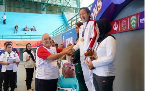 Perenang andalan Kemenpora, Yessy Venisia Yosaputra, sukses meraih medali emas keduanya, kali ini di nomor Women 50 Meter Breaststroke (Gaya Dada Putri 50 Meter) di Aquatic Jakabaring, Palembang, Rabu (8/10).(foto:Gilang/kemenpora.go.id)