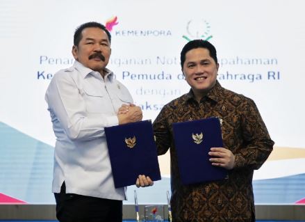 Menteri Pemuda dan Olahraga (Menpora) RI Erick Thohir melakukan penandatanganan Nota Kesepahaman dengan Jaksa Agung RI Sanitiar (ST) Burhanuddin di Auditorium Wisma Kemenpora, Jalan Gerbang Pemuda Nomor 3, Senayan, Senin (24/11) pagi. Nota kesepahaman ini terkait koordinasi pelaksanaan tugas dan fungsi di bidang hukum, kepemudaan, dan keolahragaan.(foto:raiky/kemenpora.go.id)