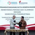 Dalam mendukung sinergitas pengembangan industri kepemudaan dan keolahragaan, Menteri Pemuda dan Olahraga Republik Indonesia (Menpora RI), Erick Thohir melakukan Penandatangan Nota Kesepahaman dengan Menteri Perindustrian Agus Gumiwang Kartasasmita di kantor Dirjen Kementerian Perindustrian, Selasa (25/11) pagi. (foto:Herry/kemenpora.go.id)