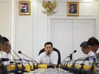 Wakil Menteri Pemuda dan Olahraga (Wamenpora) RI Taufik Hidayat memimpin Rapat Koordinasi (Rakor) Dualisme Cabang Olahraga (cabor) di Ruang Rapat Kecil Lantai 3, Graha Kemenpora, Kamis (27/11) siang. (foto:raiky/kemenpora.go.id)