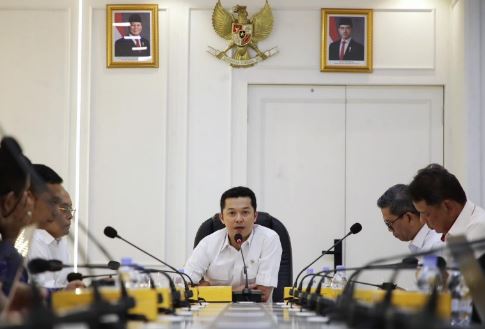 Wakil Menteri Pemuda dan Olahraga (Wamenpora) RI Taufik Hidayat memimpin Rapat Koordinasi (Rakor) Dualisme Cabang Olahraga (cabor) di Ruang Rapat Kecil Lantai 3, Graha Kemenpora, Kamis (27/11) siang. (foto:raiky/kemenpora.go.id)