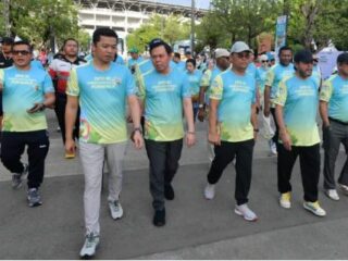 Wakil Menteri Pemuda dan Olahraga Republik Indonesia (Wamenpora RI) Taufik Hidayat, bersama Ketua Dewan Perwakilan Daerah Republik Indonesia (DPD RI) Sultan Bachtiar Najamudin, para Dubes dan perwakilan kementerian/lembaga melepas DPD RI Green Democracy Fun Walk di Plaza Timur Gelora Bung Karno (GBK) Senayan, Jakarta, Minggu (9/11).(foto:bagus/kemenpora.go.id)
