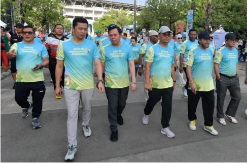 Wakil Menteri Pemuda dan Olahraga Republik Indonesia (Wamenpora RI) Taufik Hidayat, bersama Ketua Dewan Perwakilan Daerah Republik Indonesia (DPD RI) Sultan Bachtiar Najamudin, para Dubes dan perwakilan kementerian/lembaga melepas DPD RI Green Democracy Fun Walk di Plaza Timur Gelora Bung Karno (GBK) Senayan, Jakarta, Minggu (9/11).(foto:bagus/kemenpora.go.id)