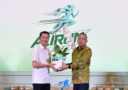 Wakil Menteri Pemuda dan Olahraga Republik Indonesia (Wamenpora RI) Taufik Hidayat, menghadiri Workshop AliRun Cinta Bumi 2025 bertajuk ‘Synergizing Energy, Finance & Agribusiness For Green Future’. Acara ini diselenggarakan di Doubletree Hotel Bintaro Jaya, Jl. Boulevard Bintaro Jaya No.2 Tangerang Selatan, Banten, Jumat (31/10).(foto:bagus/kemenpora.go.id)