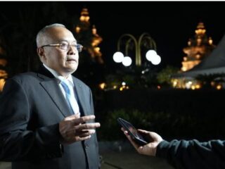 Sekretaris Kementerian Pemuda dan Olahraga (Sesmenpora), Gunawan Suswantoro, mengikuti upacara ziarah nasional dan renungan suci dalam rangka peringatan Hari Pahlawan 2025. Kegiatan ini dipimpin Presiden Prabowo Subianto. (foto:Herry/kemenpora.go id)