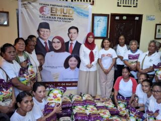 Berbagi Beras di Timika, Hj. Oktasari Sabil Tegaskan Peran EMUD dalam Penguatan Pangan Nasional