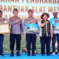 Ket. Kapolri, Jenderal Listyo Sigit Prabowo bersama Ketua Komisi IV DPR RI, Titiek Soeharto menghadiri penanaman bawang putih serentak, panen raya, serta groundbreaking Gudang Ketahanan Pangan Polri di Sembalun, Lombok Timur, NTB, Rabu (19/8/2026). (Foto: Polri)