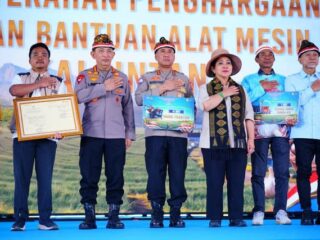 Ket. Kapolri, Jenderal Listyo Sigit Prabowo bersama Ketua Komisi IV DPR RI, Titiek Soeharto menghadiri penanaman bawang putih serentak, panen raya, serta groundbreaking Gudang Ketahanan Pangan Polri di Sembalun, Lombok Timur, NTB, Rabu (19/8/2026). (Foto: Polri)