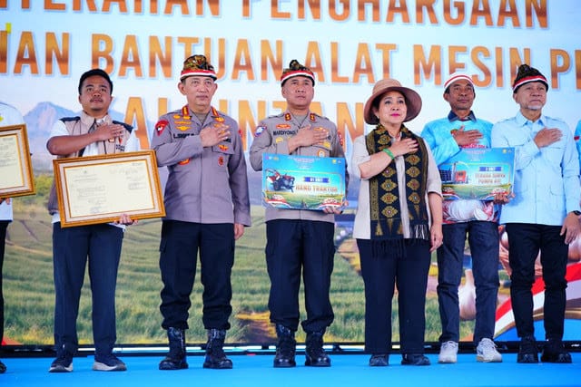 Ket. Kapolri, Jenderal Listyo Sigit Prabowo bersama Ketua Komisi IV DPR RI, Titiek Soeharto menghadiri penanaman bawang putih serentak, panen raya, serta groundbreaking Gudang Ketahanan Pangan Polri di Sembalun, Lombok Timur, NTB, Rabu (19/8/2026). (Foto: Polri)