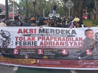 Jelang Putusan Praperadilan Febrie, Ratusan Massa Kembali Datangi PN Jaksel