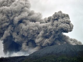 Erupsi Anak Krakatau Ganggu Penerbangan, Abu Vulkanik Menjangkau Langit Jakarta